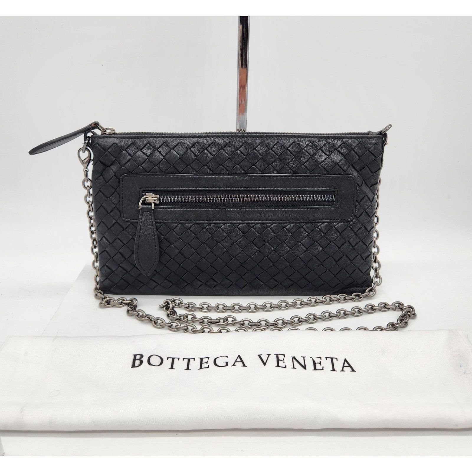 Bottega Veneta Baguette Pochette On Chain In Black - Black & Gold