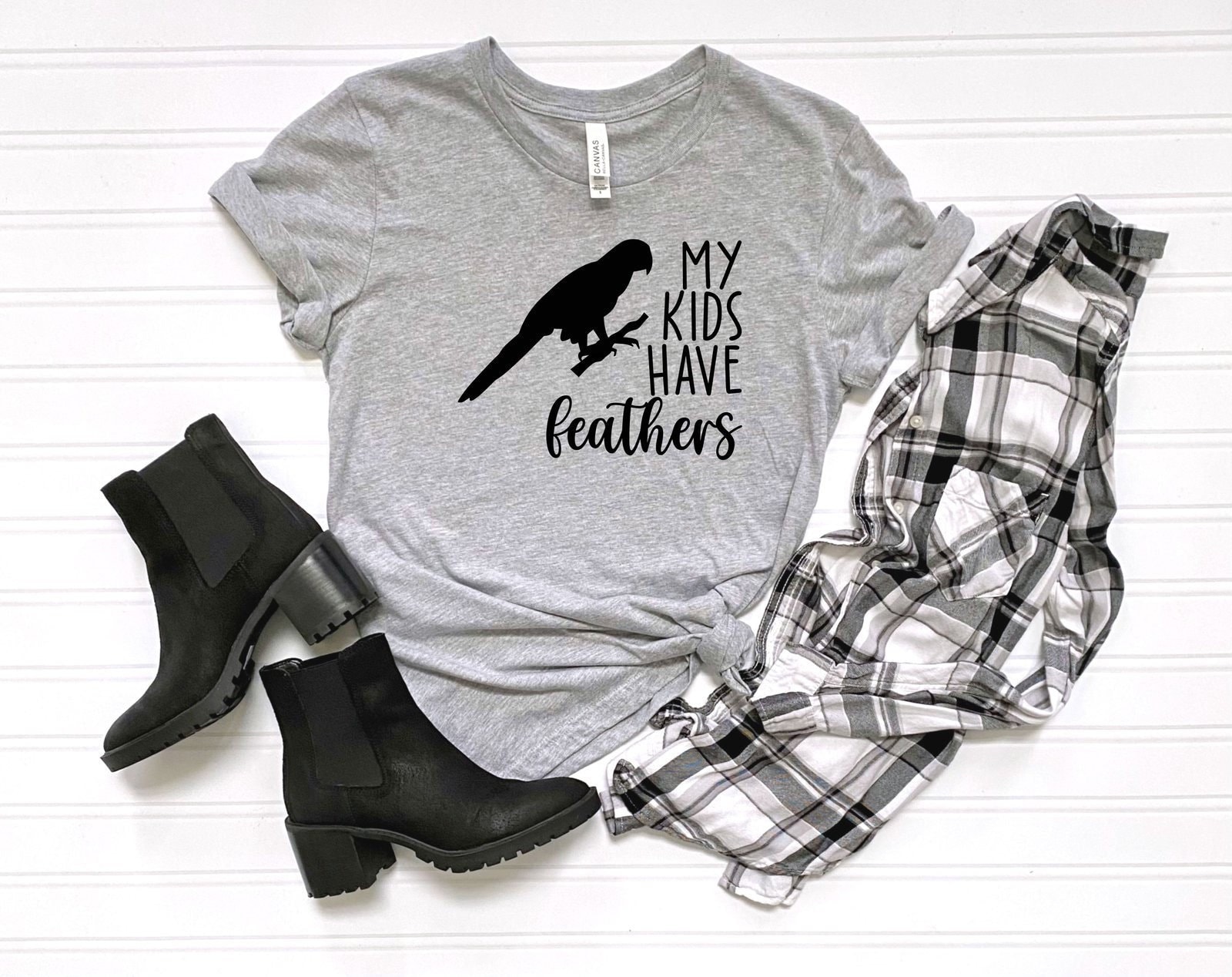 Conure Liebhaber Shirt, Conure Papagei Shirt, meine Kinder haben Federn Shirt, Conure Liebhaber Geschenk, Conure Vogel Shirt, Vogel-Liebhaber-Shirt, Haustier Papagei T-Shirt