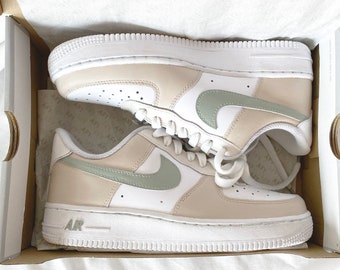 Pistache Custom Air Force 1 - Aards bruin en groen | Handgeschilderd AF1 aangepast ontwerp | Esthetische gepersonaliseerde schoenen