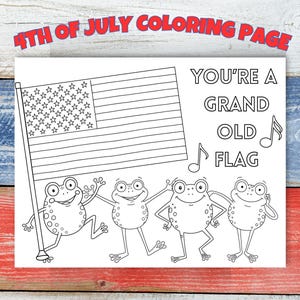 Könnte beinhalten: Eine schwarz-weiße Malvorlage mit vier Zeichentrickfröschen, die zusammenstehen. Ein Frosch hält eine große amerikanische Flagge. Der Text lautet 4TH OF JULY COLORING PAGE und YOU'RE A GRAND OLD FLAG, ergänzt durch zwei Illustrationen von Musiknoten.