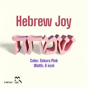 Może przedstawiać: Różowa hebrajska grafika słowna "Hebrew Joy". Litery mają szerokość 15,24 cm. Tekst "Color: Sakura Pink" i "Width: 6 inch" znajduje się poniżej liter. Logo Faith 3D znajduje się w lewym dolnym rogu.