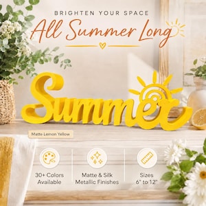 Könnte beinhalten: Ein freistehendes Schild in mattem Zitronengelb mit dem Wort Summer in Schreibschrift, wobei ein Sonnen-Symbol den Buchstaben r ersetzt. Das Schild ist in Größen von 15 cm bis 30 cm mit verschiedenen Farb- und Oberflächenoptionen erhältlich.