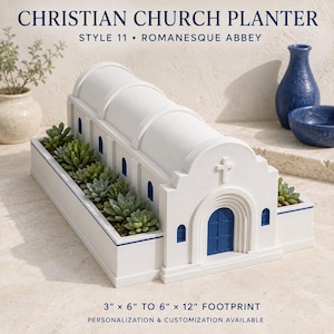 Peut inclure: Une jardinière blanche en forme d'église avec des portes et des fenêtres bleues, au design d'abbaye romane. La structure présente un toit voûté et une croix sur la façade avant. Elle a une empreinte allant de 7,6 cm sur 15,2 cm à 15,2 cm sur 30,5 cm.