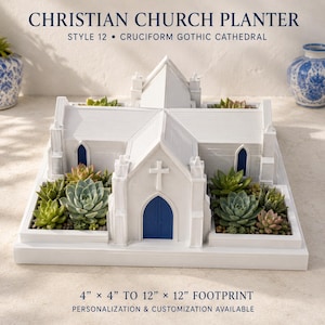 Peut inclure: Une jardinière blanche en forme de cathédrale gothique cruciforme avec des portes et fenêtres bleues, remplie de succulentes vertes. Le texte indique CHRISTIAN CHURCH PLANTER STYLE 12 CRUCIFORM GOTHIC CATHEDRAL et 10 cm x 10 cm TO 30 cm x 30 cm FOOTPRINT.