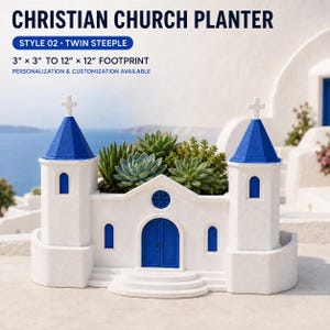 Peut inclure: Un pot de fleurs en forme d'église blanche avec deux clochers à toit bleu, des portes et fenêtres bleues. Le pot présente une fenêtre circulaire centrale et des marches. Le texte indique : CHRISTIAN CHURCH PLANTER, STYLE 02, TWIN STEEPLE.