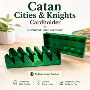 以下が含まれることがあります： ボードゲーム「カタン 都市と騎士」用の緑色の3Dプリント製カードホルダー2点。前面のパーツにはゲームのリソースや発展カードを表すエンボス加工のアイコンが施されています。背面のパーツは内部に仕切りがある長方形のトレイです。