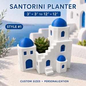 Peut inclure: Un pot de fleurs Santorini blanc et bleu en forme de bâtiment méditerranéen avec des toits en dôme, des fenêtres arquées et des escaliers. Le texte indique SANTORINI PLANTER, 3" x 3" to 12" x 12", STYLE #1, CUSTOM SIZES, PERSONALIZATION. Une succulente verte est à l'intérieur.