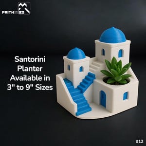 Pode incluir: Um vaso Santorini branco e azul com uma planta suculenta. O vaso tem um telhado abobadado e escadas. Disponível em tamanhos de 7,6 cm a 22,9 cm.