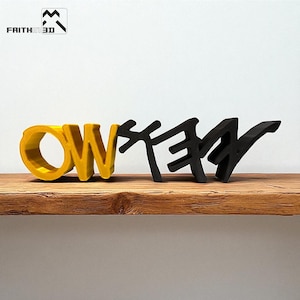 Puede incluir: Arte decorativo de pared de madera con la palabra "OWEN". Las letras "OW" son amarillas y las letras "EN" son negras. Las letras se muestran en una estantería de madera sobre un fondo blanco. El logotipo de Faith in 3D está en la esquina superior izquierda.