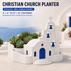 Peut inclure: Un pot de fleurs en forme d'église blanche avec des portes, des fenêtres et trois cloches bleues. La structure présente un clocher-mur, une croix au sommet et une section murale incurvée contenant des plantes succulentes vertes.