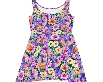 Puede incluir: Un vestido sin mangas con estampado floral y cuello redondo. El vestido tiene un estampado floral morado, rosa, naranja y amarillo sobre un fondo verde.