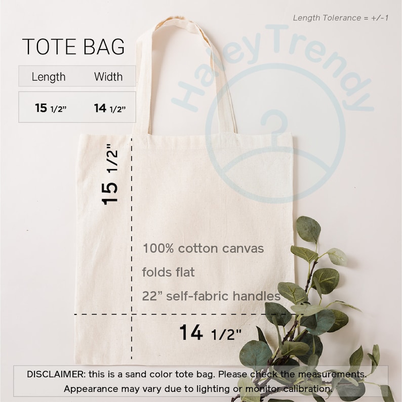 Op de afbeelding: Een zandkleurige tote bag gemaakt van 100% katoenen canvas met 22 inch zelfgemaakte handvatten. De tas is 15 1/2 inch lang en 14 1/2 inch breed. De tekst "TOTE BAG" is bovenaan de tas gedrukt.