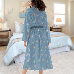 Damblå flanellmorgonrock: Vit och rosa blommig lång loungemorgonrock, en storlek