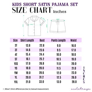 Puede incluir: Tabla de tallas para conjuntos de pijama corto de sat&eacute;n para ni&ntilde;os. La tabla incluye medidas en pulgadas para la longitud de la camisa, el busto, la longitud del pantal&oacute;n y la cintura, desde la talla 2T hasta la YXL. El texto "KIDS SHORT SATIN PAJAMA SET" est&aacute; en la parte superior.
