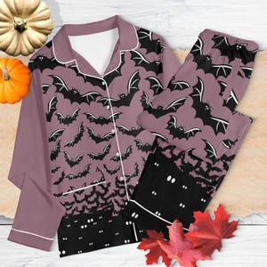 Misteriana Donna Fantasma In Camicia Bianca Lunga Con Le Mani Sul Grigio Alto Sullo Sfondo Image197226665