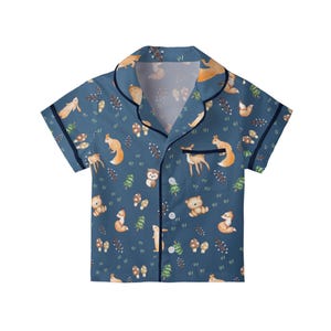 Puede incluir: Una taza de cer&aacute;mica blanca con un asa negra y el texto "But First, Coffee" en negro, en negrita. La taza est&aacute; sobre una superficie blanca.