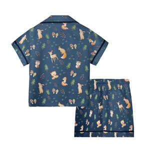 Conjunto de pijama de satén para niños Woodland: ropa de hogar para jóvenes y niños en azul oscuro terroso imagen 3