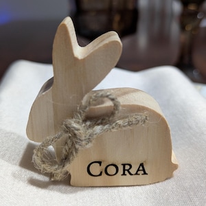 Lapin de Pâques personnalisé décoration en bois gravé personnalisé décor à la maison à plusieurs niveaux panier remplisseur étagère vacances table dîner table carte de visite