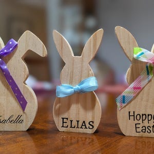 Lapin de Pâques personnalisé décoration en bois gravé personnalisé décor à la maison à plusieurs niveaux panier remplisseur étagère vacances table dîner table carte de visite