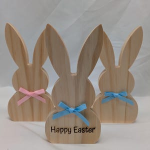 Lapin de pâques décoration en bois personnalisée gravée décoration d'intérieur personnalisée plateau à plusieurs niveaux remplisseur de panier étagère de vacances nom de la gardienne Message