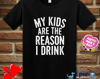 Kinder T-Shirt: Kinder sind der Grund, warum ich trinke
