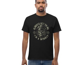 Puede incluir: Camiseta negra con un gráfico de una calavera con un sombrero y el texto "Always bet on me I'm a winner".