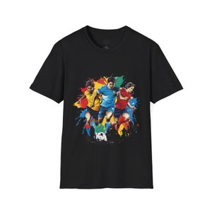 Peut inclure: T-shirt noir avec un motif de trois joueurs de football dans des éclaboussures de peinture colorées. Les joueurs portent des maillots bleus, jaunes et rouges et sont en pleine action.
