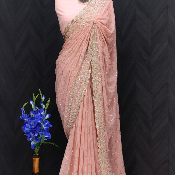 Pfirsich Farbe Bollywood Berühmtheit inspiriert Saree Soft Georgette Saree mit Bangalori Satin Seidenbluse mit Pailletten Arbeit | Indischer Hochzeitssari