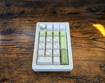 Custom Mechanical Numpad – Jelly Matcha Keycaps, Lubed Gateron Switches, Wired/Wireless