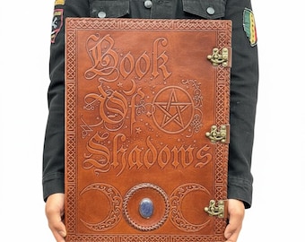 Leren boek met schaduwen in reliëf: lapis lazuli-steen grimoire - 400 pagina's