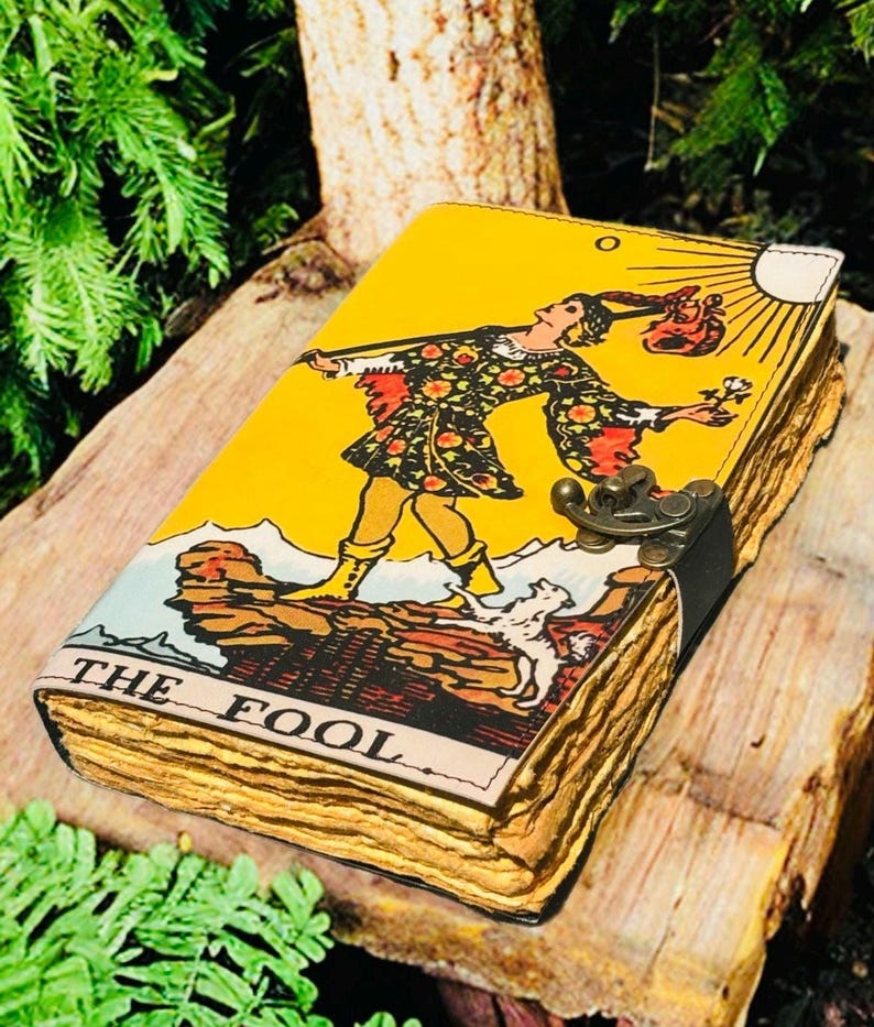 El Diario de Cuero del Tarot del Loco: Libro de Sombras Grimorio Antiguo imagen 1