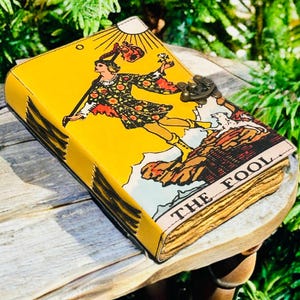 El Diario de Cuero del Tarot del Loco: Libro de Sombras Grimorio Antiguo imagen 4