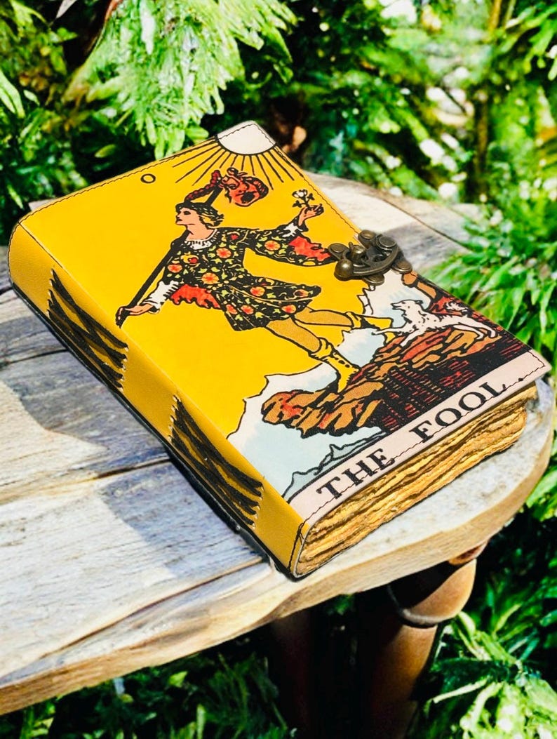 El Diario de Cuero del Tarot del Loco: Libro de Sombras Grimorio Antiguo imagen 4