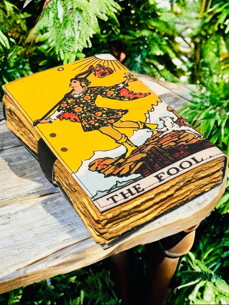 El Diario de Cuero del Tarot del Loco: Libro de Sombras Grimorio Antiguo imagen 3