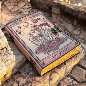Cuaderno de Tarot de los Enamorados Cuaderno Gótico en Espiral Amante de las Calaveras Diarios Antiguos Regalos para Hombres o Mujeres Libro de Hechizos Grimorio Diario Impreso
