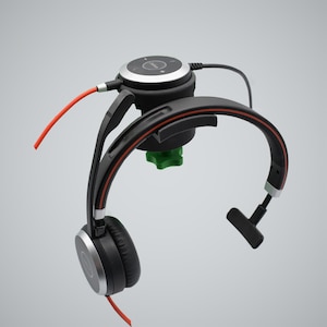 Könnte beinhalten: Schwarz-rotes Headset mit Mikrofon und Bedienfeld. Das Headset hat ein schwarzes Kopfband mit einem roten Streifen und einen schwarzen Ohrhörer mit einem silbernen Logo.