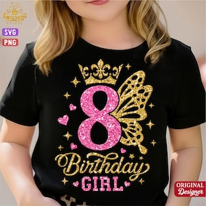 Könnte beinhalten: Ein schwarzes T-Shirt mit einer großen, pink glitzernden Acht, einem gold glitzernden Schmetterlingsflügel, einer goldenen Krone und kleinen pinken Herzen. Der Text lautet Birthday GIRL in goldener und pinker Glitzerschrift mit Sternen.