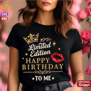 Peut inclure: T-shirt noir avec une couronne dorée scintillante et le texte "Limited Edition Happy Birthday To Me". Le design comprend des lèvres rouges et des étoiles. Un t-shirt graphique sur le thème de l'anniversaire.