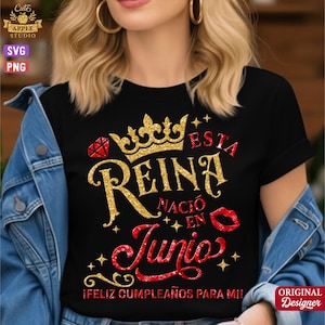 May include: Black t-shirt with gold glitter crown and text in red and gold. The text reads "ESTA REINA NACIÓ EN Junio" and "¡FELIZ CUMPLEAÑOS PARA MI!" A red diamond and lips are also featured. The shirt is part of the "Cute Apple Studio" collection.