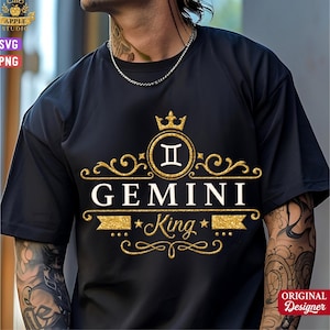 Op de afbeelding: Zwart T-shirt met een gouden Gemini King-ontwerp. Het ontwerp bevat het Tweelingen-symbool, een kroon en de woorden "GEMINI King" in een decoratief lettertype. Het shirt heeft korte mouwen.