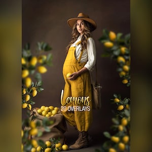 Op de afbeelding: Een vrouw draagt een mosterdgele overall en een bruine hoed, met een citroen in haar hand. Een jute zak vol citroenen staat op de grond. De afbeelding bevat de tekst "Lemons 20 OVERLAYS".