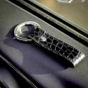 Key ring made of genuine alligator leather. Hand-stitched & Made in Germany