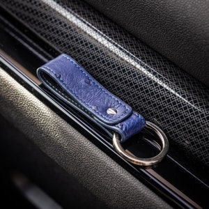 Porte-clés en véritable cuir d'autruche. Cousu à la main et fabriqué en Allemagne