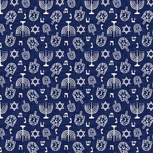 Peut inclure: Un motif bleu marine avec des illustrations blanches de menorahs, de toupies, d'étoiles de David et de lettres hébraïques. Le motif est répété sur le tissu, créant un thème festif et célébratif.