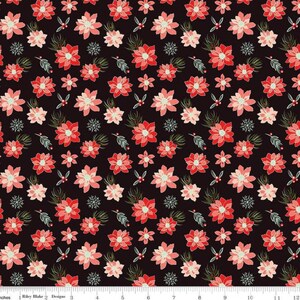 Peut inclure: Un tissu avec un motif floral répété de poinsettias rouges, de petites fleurs blanches et des feuilles vertes sur fond noir. Le motif comprend de petits flocons de neige et des accents de baies, créant un thème de vacances festif.