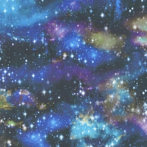 Op de afbeelding: Een stof met een levendig melkwegstelselontwerp. Het patroon bevat wervelende blauwen, paarsen en groenen, bespikkeld met talrijke witte, sprankelende sterren. Het algehele effect is een kosmisch, hemels thema.