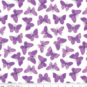 Fuerza en lavanda de Riley Blake - Mariposas moradas sobre fondo blanco - Yardas