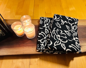 Banyan Batiks von Northcott - weiße Blumen auf schwarzem Hintergrund - Meterware