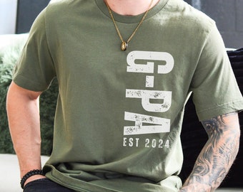 Pode incluir: Uma camiseta verde com um gráfico vertical branco que diz "G-PA EST 2024".