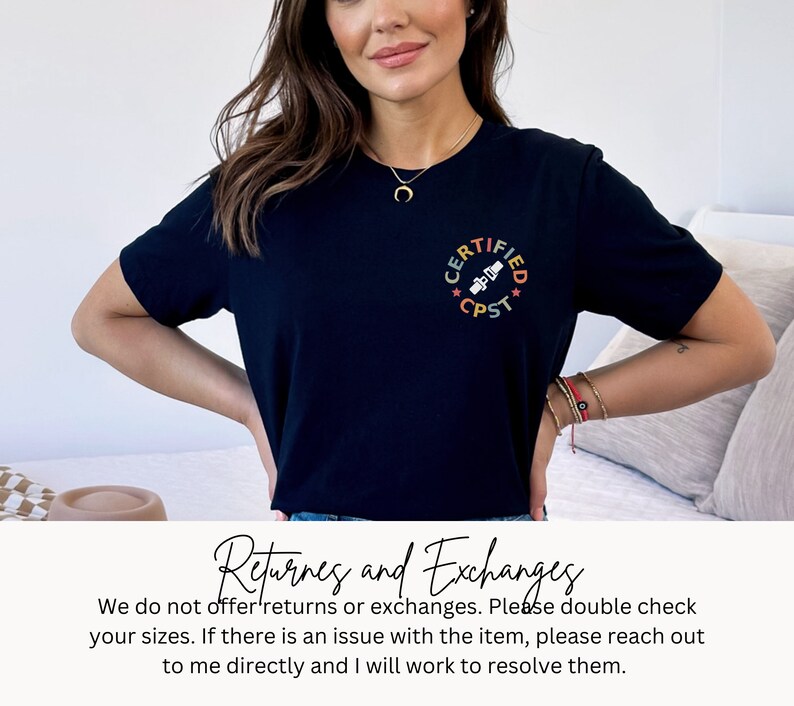 Pode incluir: Uma camiseta preta com um gr&aacute;fico colorido de um c&iacute;rculo com o texto "CERTIFIED CPST" dentro. O texto "Returns and Exchanges" est&aacute; escrito em it&aacute;lico abaixo da imagem. O texto diz: "We do not offer returns or exchanges. Please double check your sizes. If there is an issue with the item, please reach out to me directly and I will work to resolve them."